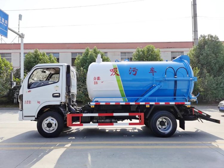 東風福瑞卡4.5方吸污車